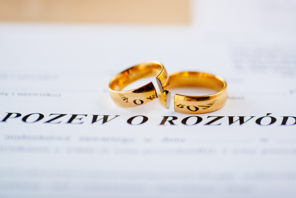  Fot. Wśród dokumentów rozwodowych pozew rozwodowy jest najważniejszy, to na jego podstawie sąd ustala warunki rozwodu i orzeka zakończenie małżeństwa.