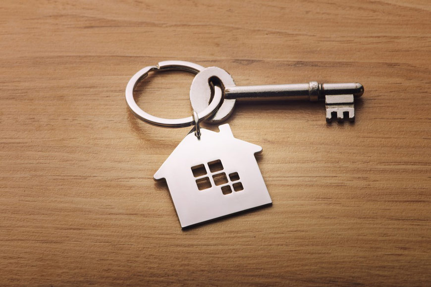 Klucz z brelokiem w kształcie domu – nawiązanie do tematu zasiedzenia nieruchomości - actavera.eu