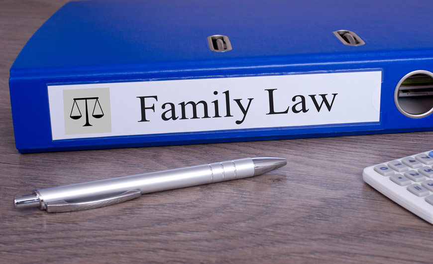 Rozwód i wyrok zaoczny – segregator opatrzony podpisem ‘prawo rodzinne’ – actavera.eu