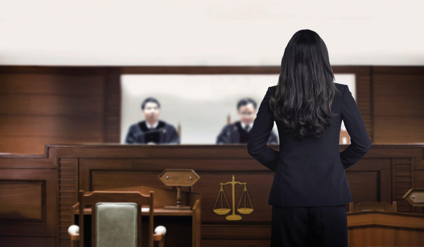Sala sądowa i świadek w sprawie o rozwód odpowiadający na pytania sędziego – actavera.eu